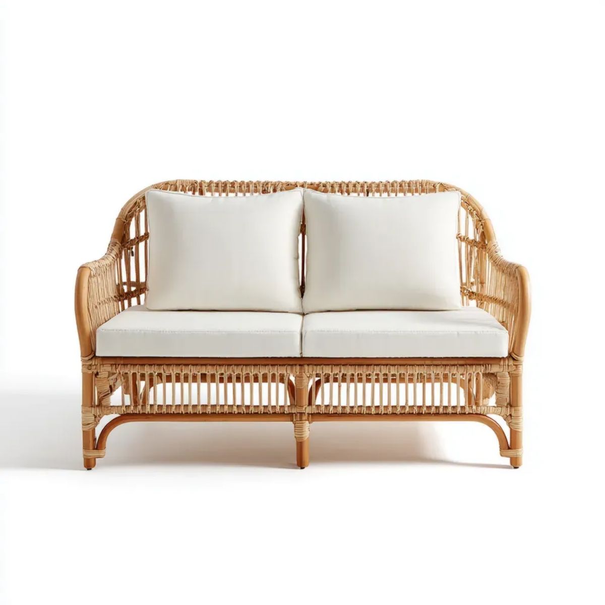 Dwuosobowa sofa ogrodowa z rattanu naturalnego z kremowymi poduszkami, 132 × 70 × 82 cm