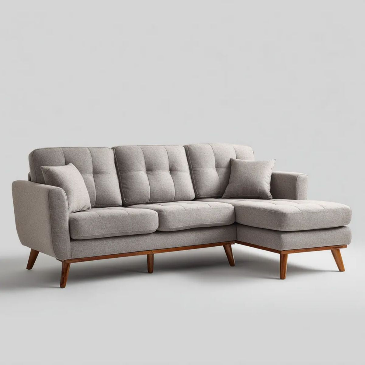 Jasnoszara sofa narożna z prawostronnym szezlongiem, tapicerowana tkaniną, drewniane nogi, 230 × 150 × 88 cm